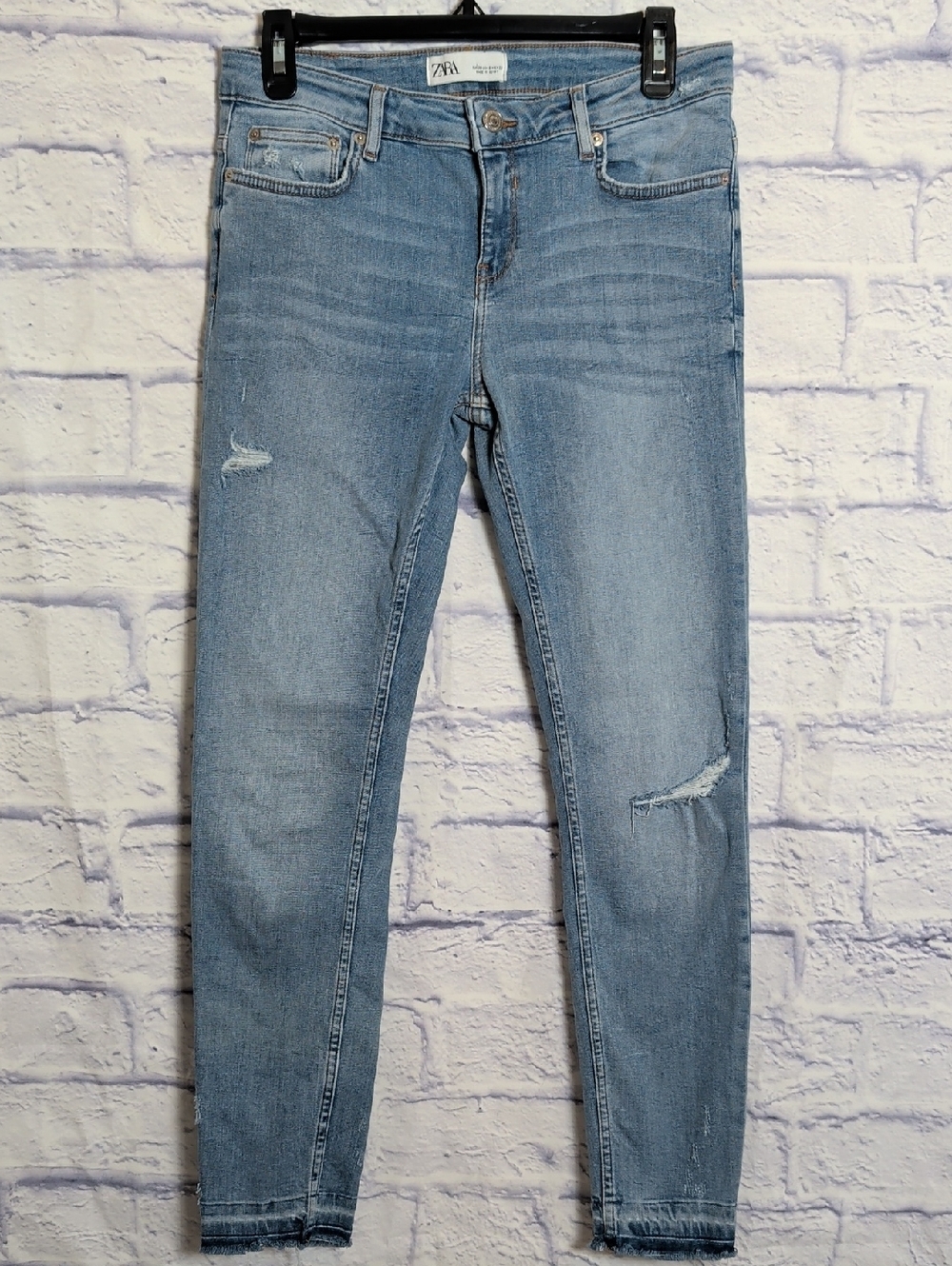 Zara Light Wash Mid-rise Skinny Jeans w/ Distressing - Size 6